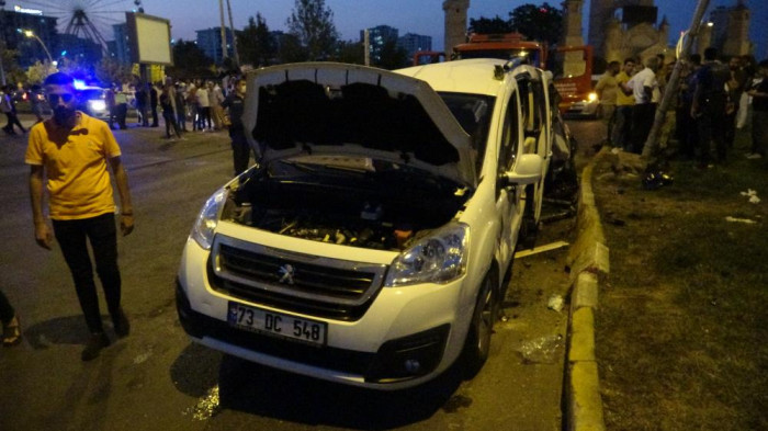 Diyarbakır’da otomobil takla atıp başka bir aracın üzerine düştü: 4’ü çocuk 10 yaralı
