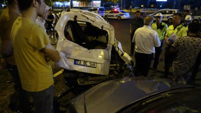 Diyarbakır’da otomobil takla atıp başka bir aracın üzerine düştü: 4’ü çocuk 10 yaralı