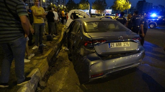 Diyarbakır’da otomobil takla atıp başka bir aracın üzerine düştü: 4’ü çocuk 10 yaralı
