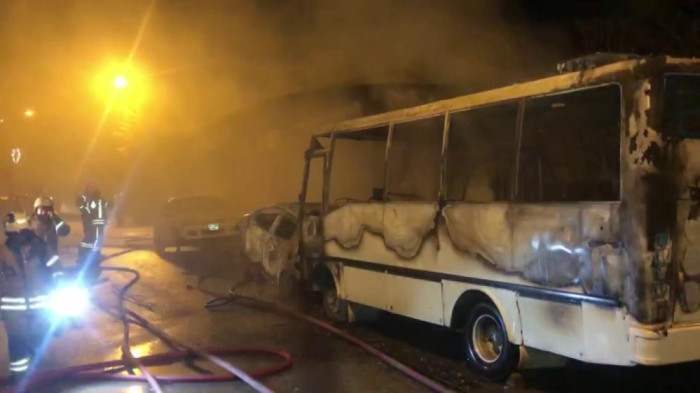 Çekmeköy'de iki araç alev alev yandı