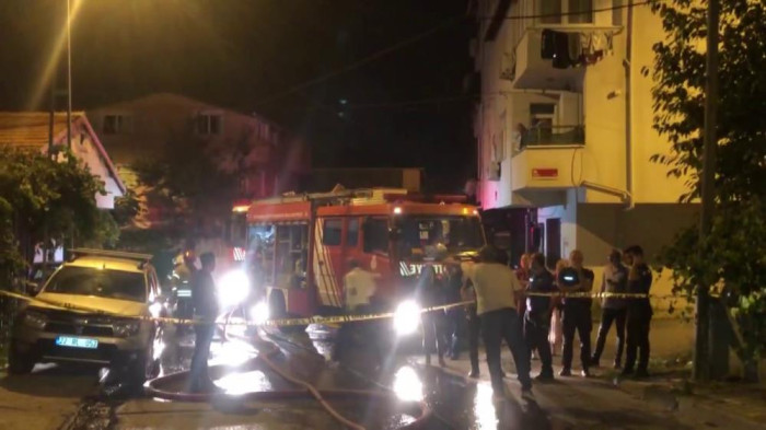 Çekmeköy'de iki araç alev alev yandı