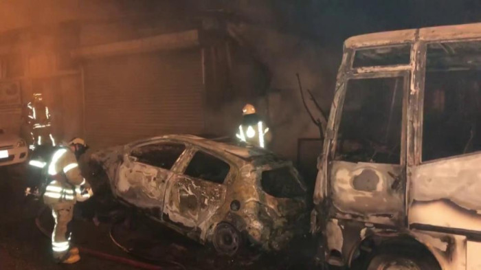 Çekmeköy'de iki araç alev alev yandı