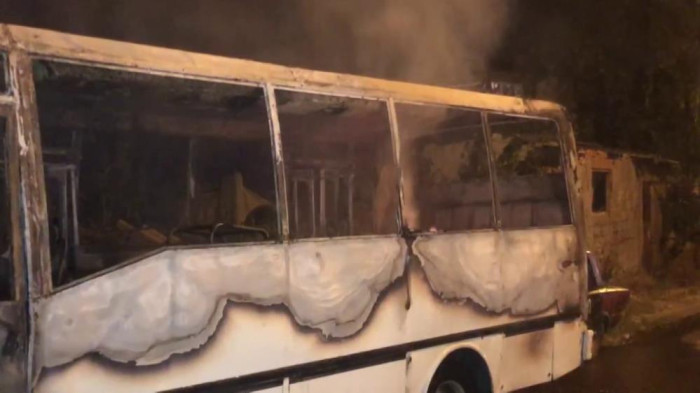 Çekmeköy'de iki araç alev alev yandı