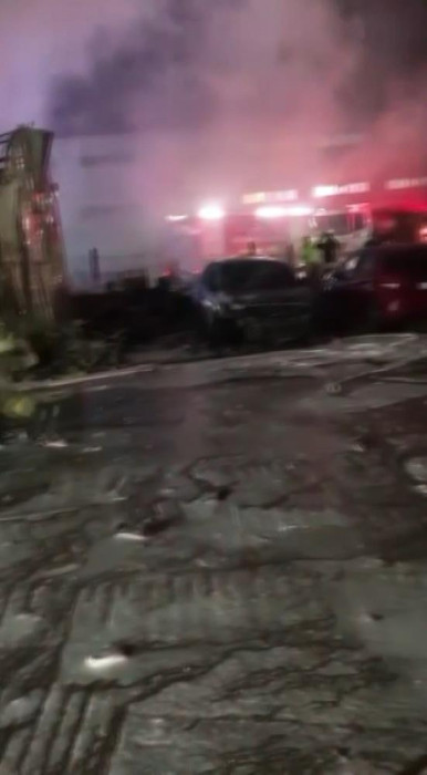 Bursa'da araç bayisinde korkutan yangın: Sıfır araçlar kül oldu