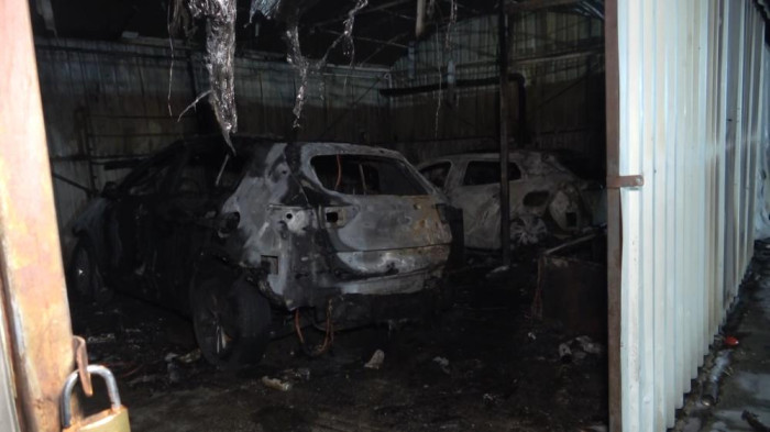 Bursa'da araç bayisinde korkutan yangın: Sıfır araçlar kül oldu