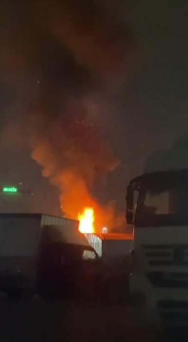 Bursa'da araç bayisinde korkutan yangın: Sıfır araçlar kül oldu