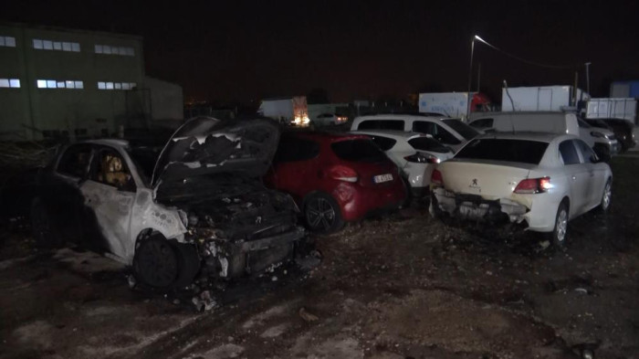 Bursa'da araç bayisinde korkutan yangın: Sıfır araçlar kül oldu