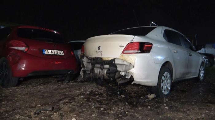 Bursa'da araç bayisinde korkutan yangın: Sıfır araçlar kül oldu