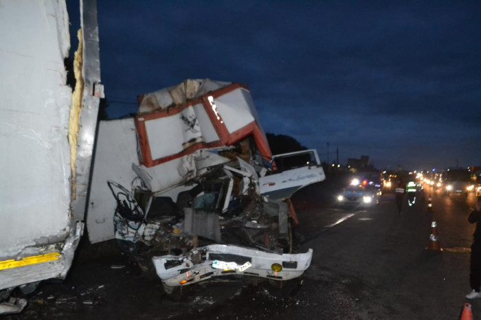 Kağıt gibi ezilen kamyondan sağ kurtuldu