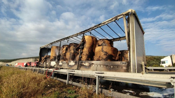 Otobanda hareketli saatler...Alev alev yandı