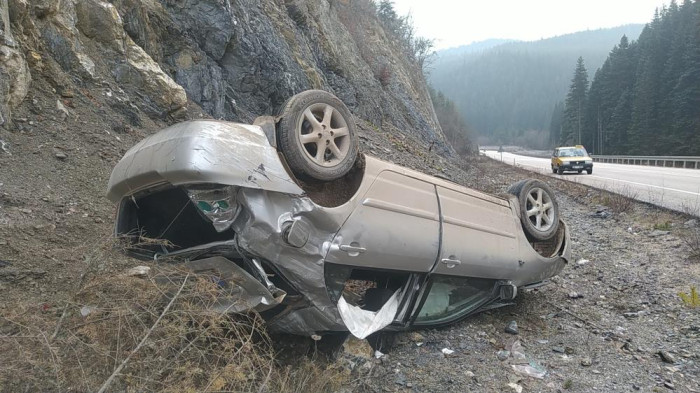 Gizli buzlanma sebep oldu: Takla atan otomobildeki 5 kişi yaralandı