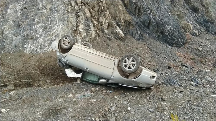 Gizli buzlanma sebep oldu: Takla atan otomobildeki 5 kişi yaralandı