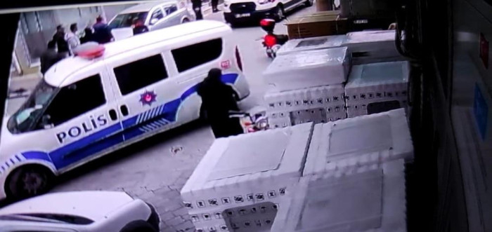  Saplantılı şahsın çocuğunun gözü önünde bıçakladığı kadını esnaf kurtardı