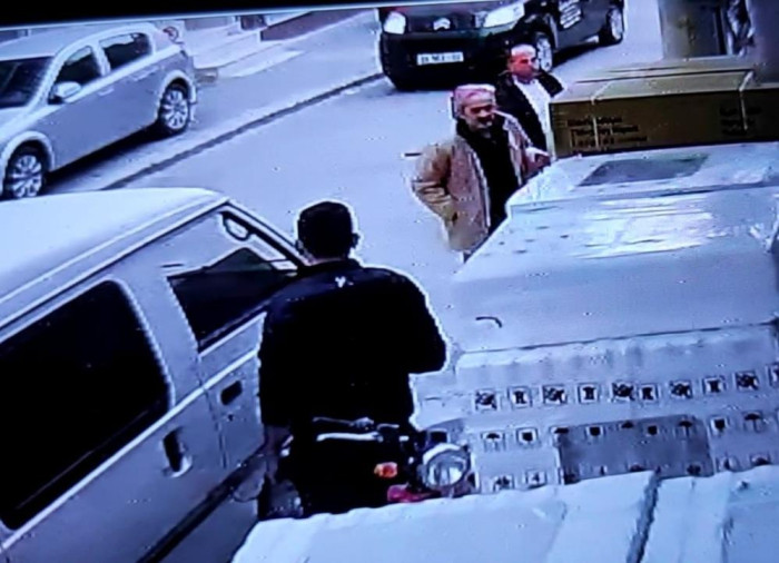  Saplantılı şahsın çocuğunun gözü önünde bıçakladığı kadını esnaf kurtardı