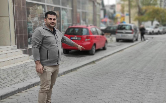  Saplantılı şahsın çocuğunun gözü önünde bıçakladığı kadını esnaf kurtardı