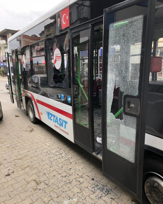 İzmir'de kamyon ortalığı savaş alanına çevirdi: 8 yaralı