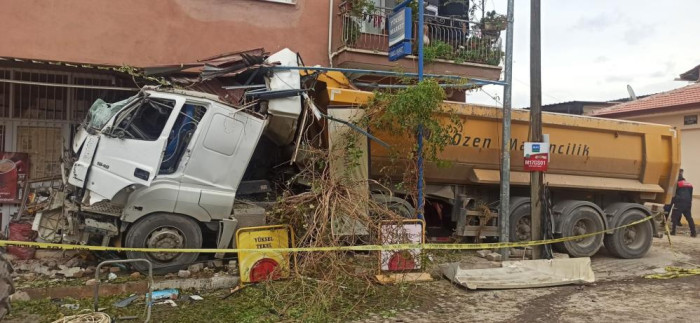 İzmir'de kamyon ortalığı savaş alanına çevirdi: 8 yaralı