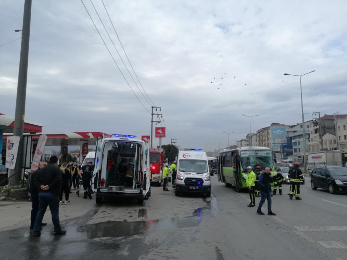 D-100’de halk otobüsü tıra çarptı: 7 yaralı