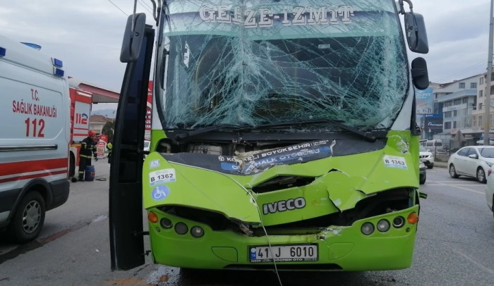 D-100’de halk otobüsü tıra çarptı: 7 yaralı