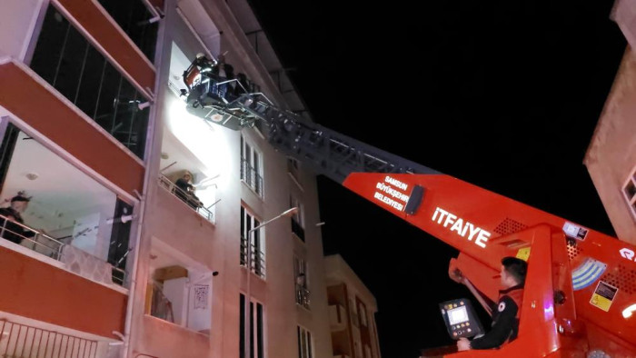 Yangında can pazarı: 20 kişi dumandan etkilendi