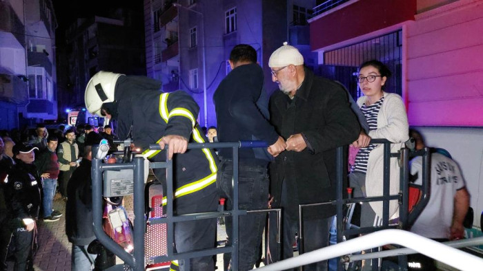 Yangında can pazarı: 20 kişi dumandan etkilendi