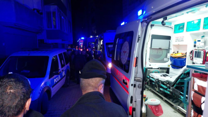 Yangında can pazarı: 20 kişi dumandan etkilendi