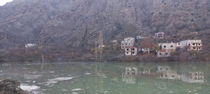 Sular altında kalmaya başlayan evlerine son kez baktılar