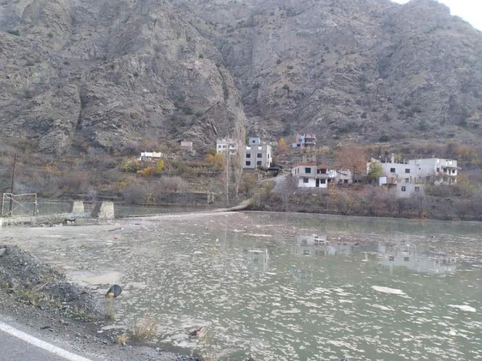 Sular altında kalmaya başlayan evlerine son kez baktılar