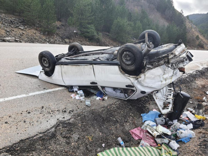  Takla atan otomobil hurdaya döndü: 3 yaralı