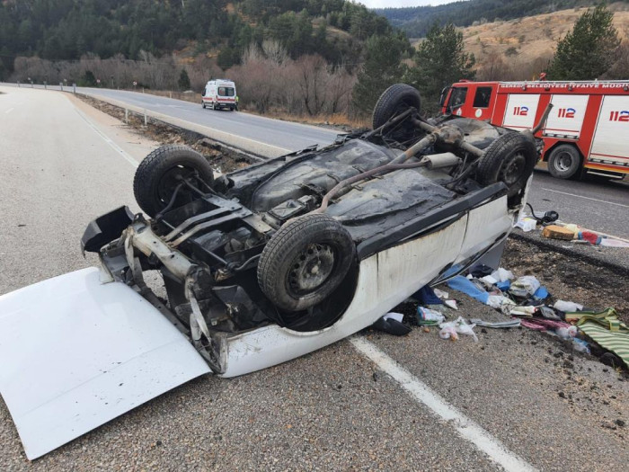  Takla atan otomobil hurdaya döndü: 3 yaralı