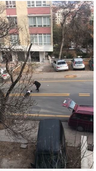 Yol ortasında eski eşine kurşun yağdırdı