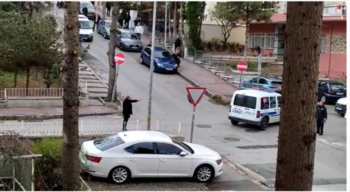 Yol ortasında eski eşine kurşun yağdırdı