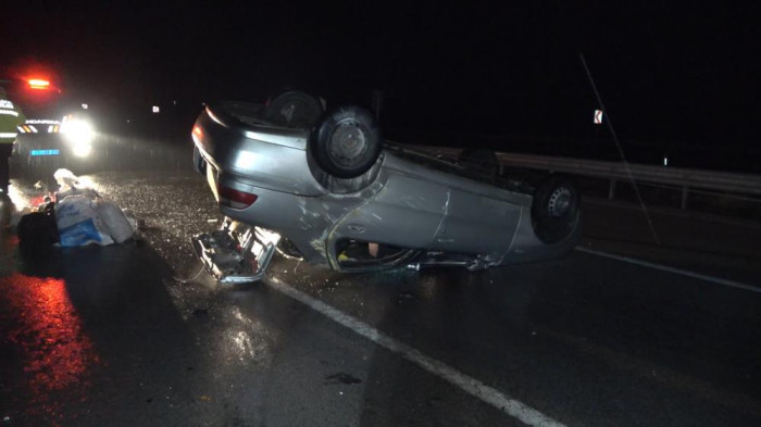 Yağmur sebebiyle kayganlaşan yolda otomobil takla attı: 4 yaralı