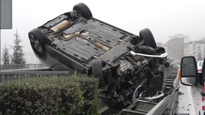  Takla atan araç 2 viyadük arasında askıda kaldı