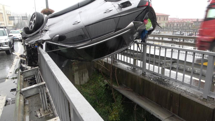  Takla atan araç 2 viyadük arasında askıda kaldı