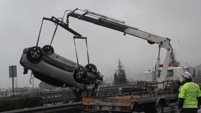 Takla atan araç 2 viyadük arasında askıda kaldı