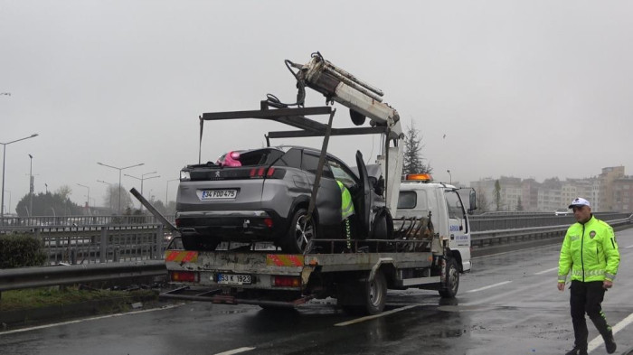  Takla atan araç 2 viyadük arasında askıda kaldı