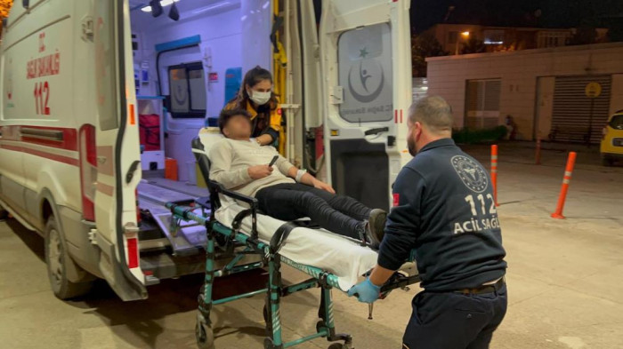 Sigara vermeyen genci karnından bıçakladı