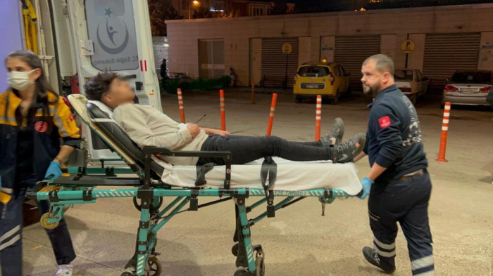 Sigara vermeyen genci karnından bıçakladı