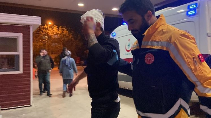 Tartıştığı kişiyi başında şişe kırarak yaraladı