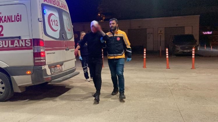 Tartıştığı kişiyi başında şişe kırarak yaraladı