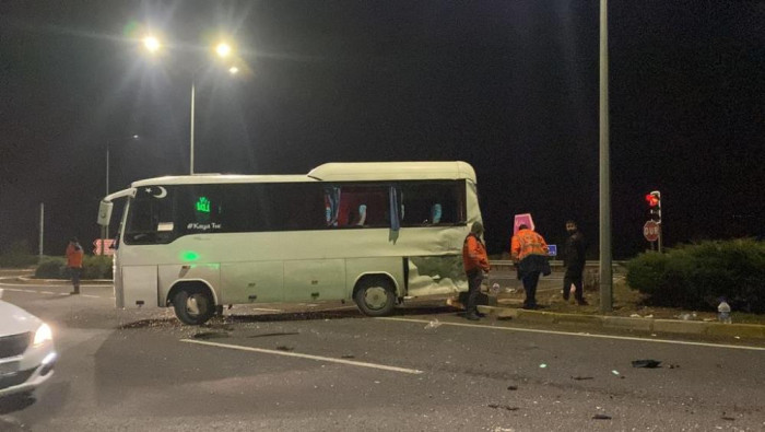 İşçileri taşıyan servise tırın çarpması sonucu 20 kişi yaralandı