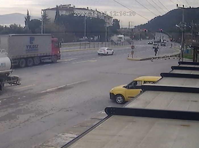  Tanker, hafif ticari araca böyle çarptı: 2 ölü