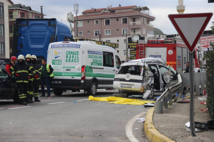 Tanker, hafif ticari araca böyle çarptı: 2 ölü