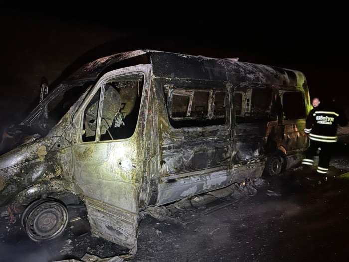 Seyir halindeki minibüs alev alev yandı