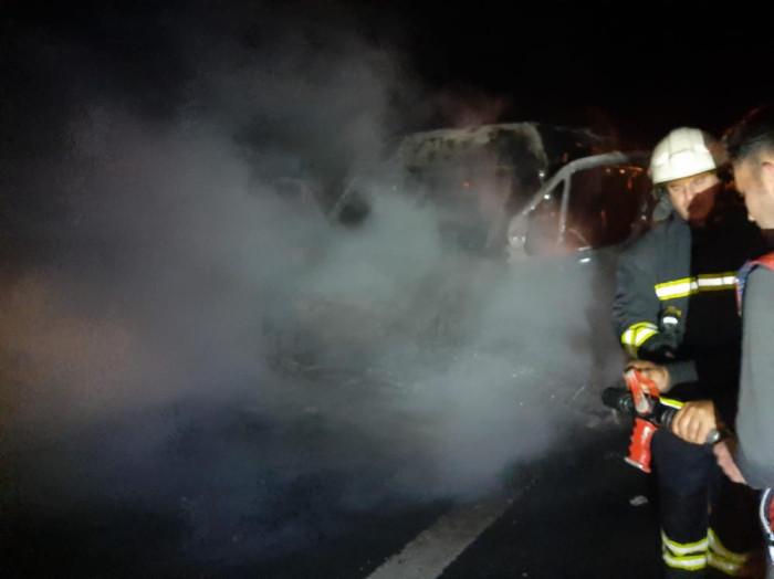 Seyir halindeki minibüs alev alev yandı