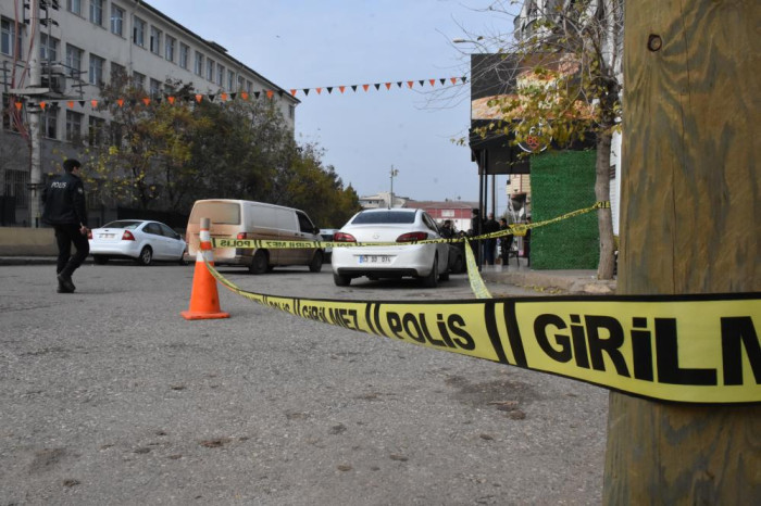 Sokak ortasında silahlı saldırıya uğrayan kişi hayatını kaybetti