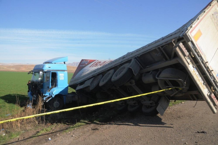 Cizre'de feci kaza: Hurdaya dönen araçta 4 ölü, 2 yaralı