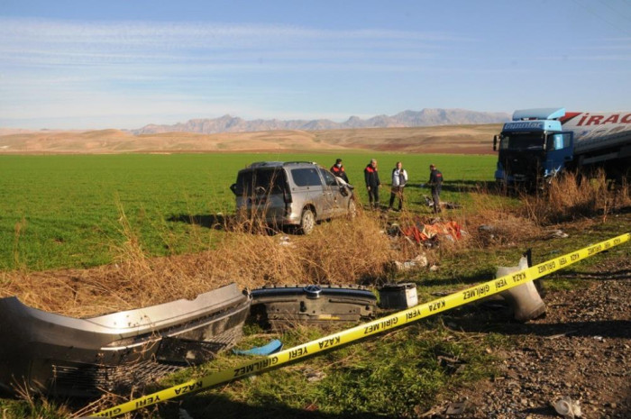 Cizre'de feci kaza: Hurdaya dönen araçta 4 ölü, 2 yaralı