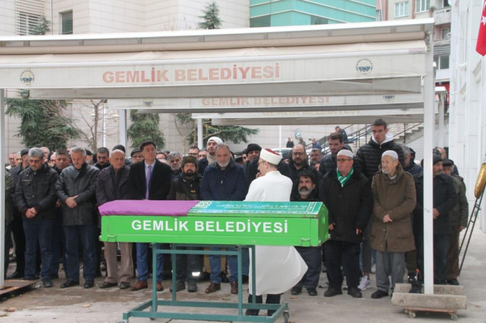  Alpaslan Özmol'un annesi, son yolculuğuna uğurlandı